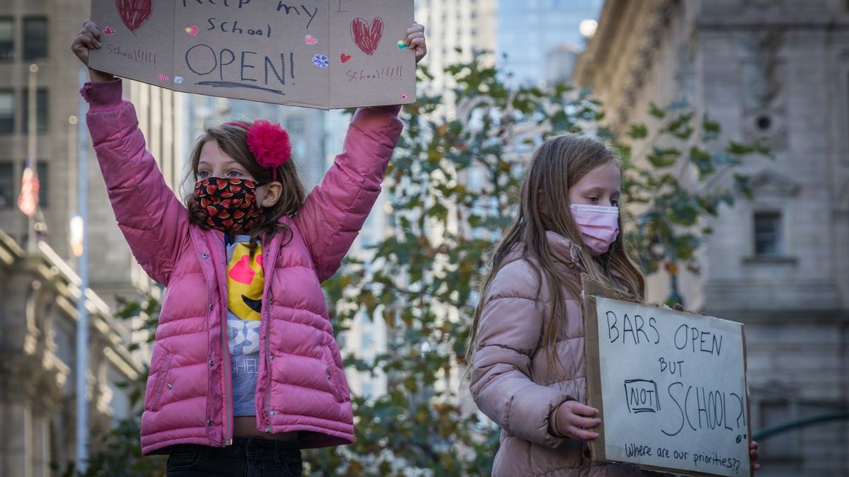 New York kvůli novému vzestupu nákazy zavírá státní školy